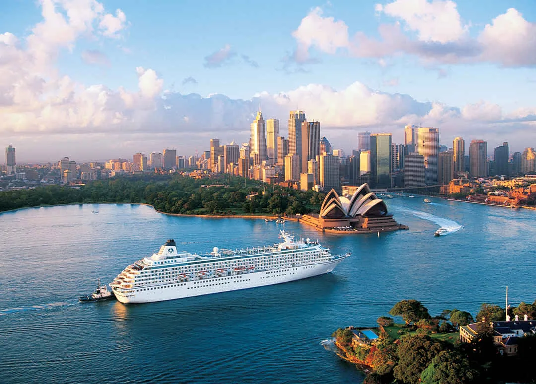 Cruise ship arriving in Sydney Harbour
